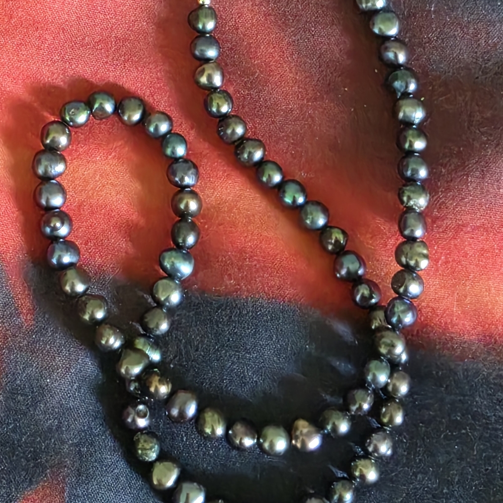 Classic Black Tahitian-Style Pearl Necklace - Elegant Women's Jewelry